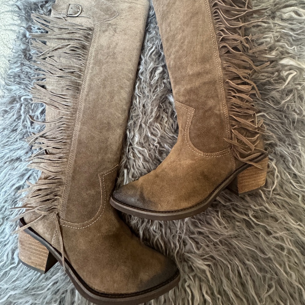 Gorgeous Carlos Santana Ringo Fringe Boots Taupe Suede-Like New!